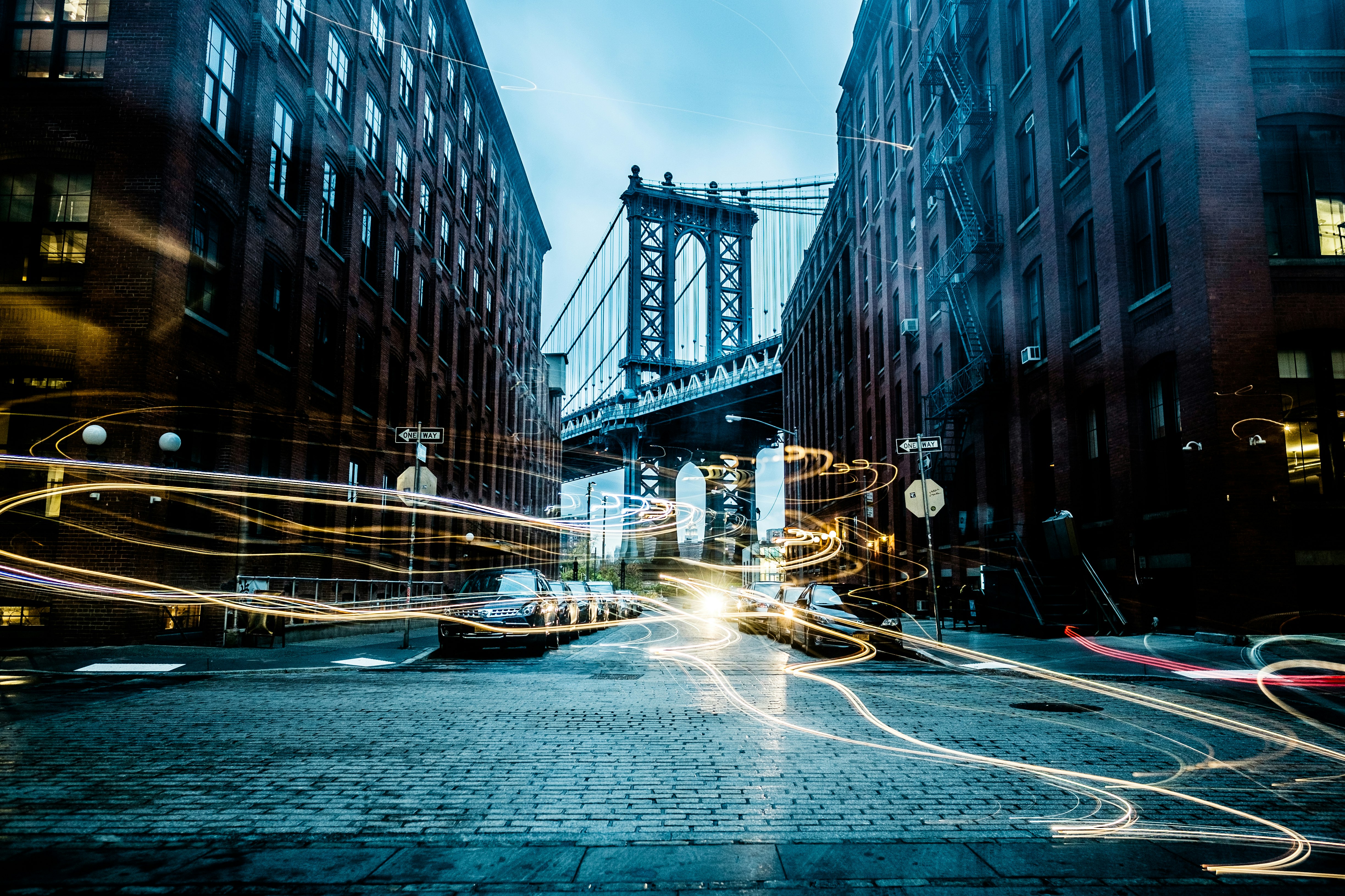 Manhattan Bridge between buildings wallpaper